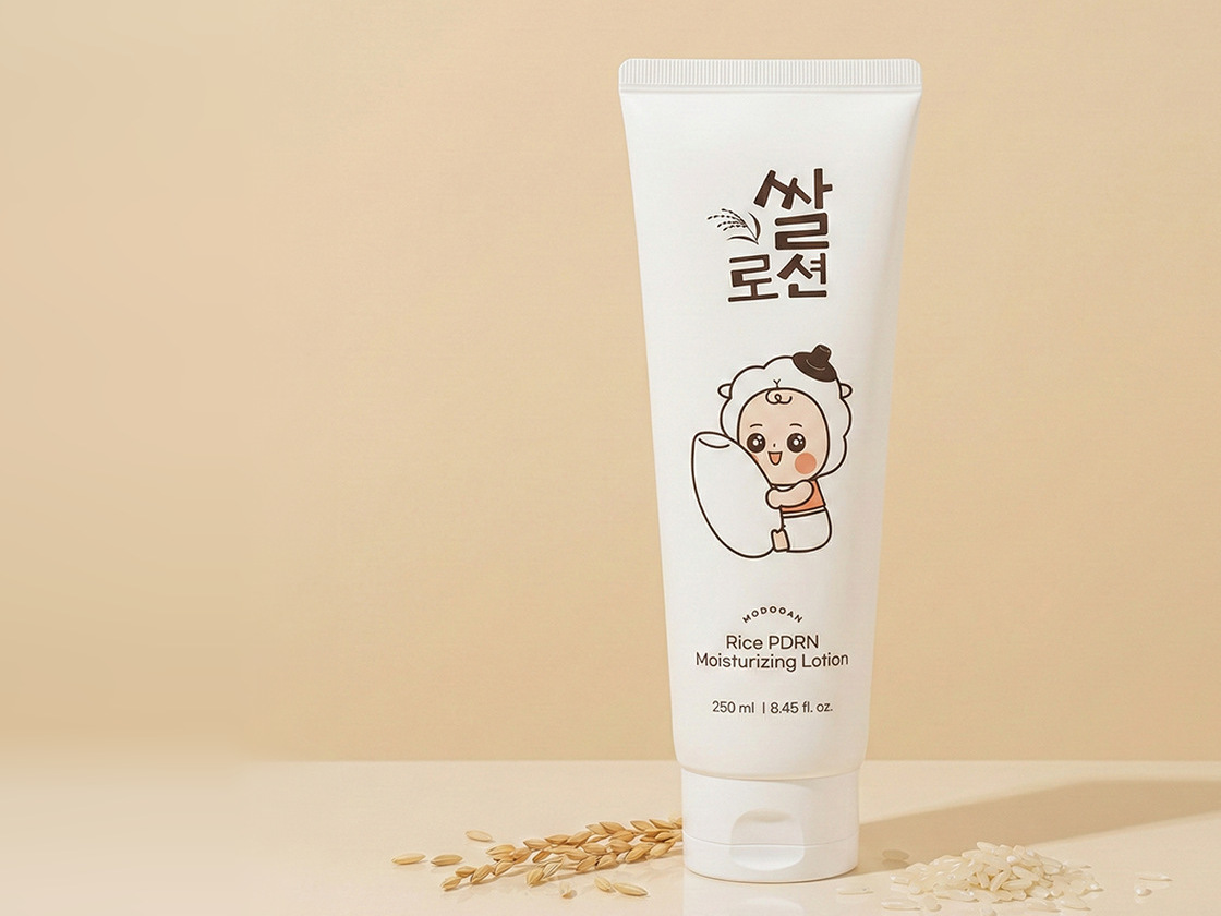 Modooan Rice Lotion 250 ml beside rice grains and rice stalks