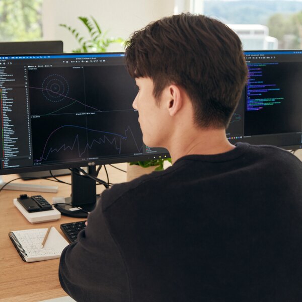 모델 학습 화면 앞에서 일하는 김동재 책임프로