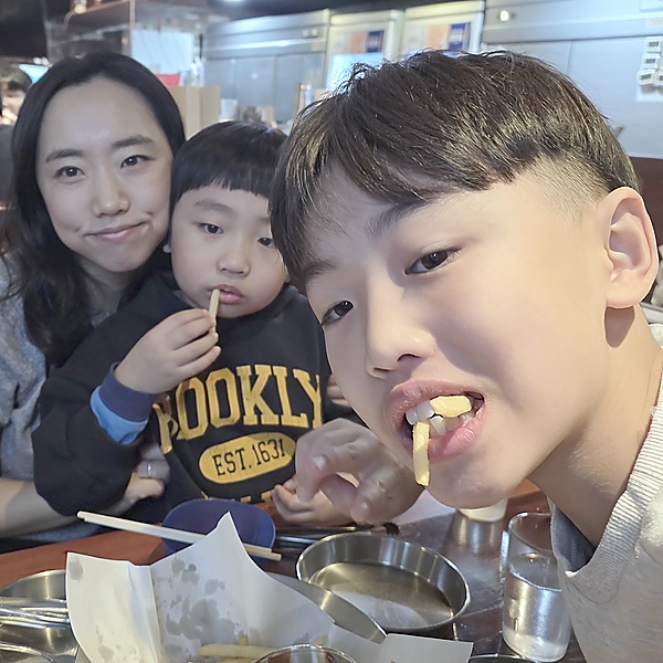 두 아들과 함께 있는 김지은 (주)우아즈 대표이사