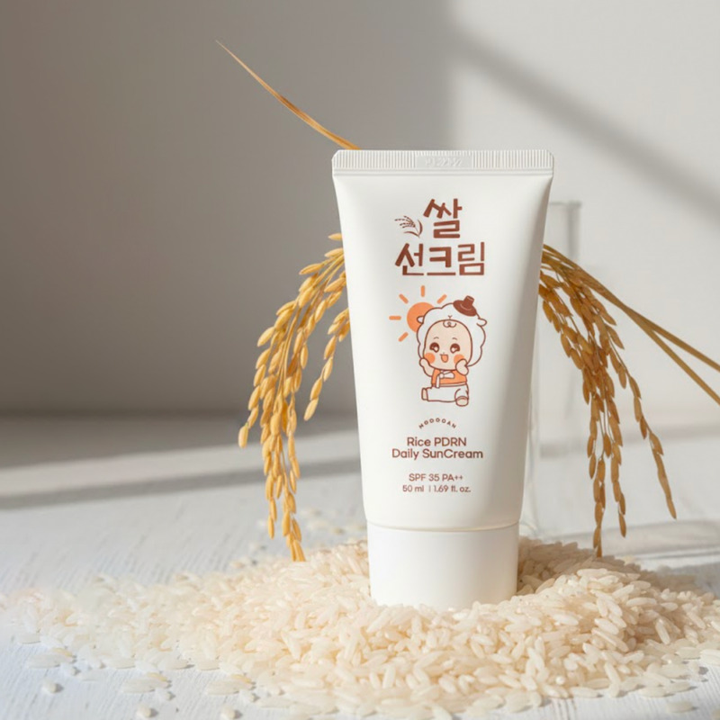 벼 이삭과 쌀알 위에 놓인 모두안 쌀선크림