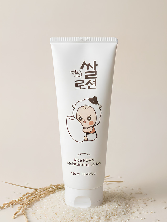 쌀알과 벼 이삭 옆에 놓인 모두안 쌀로션
