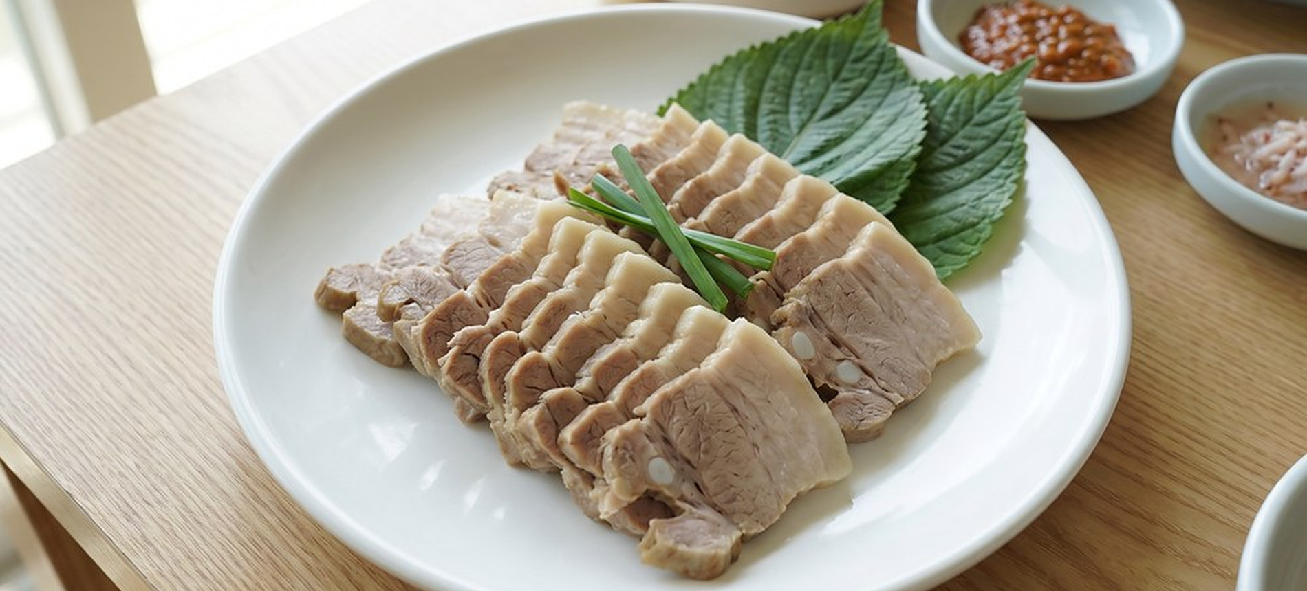 담백하게 삶아 썬 돼지수육