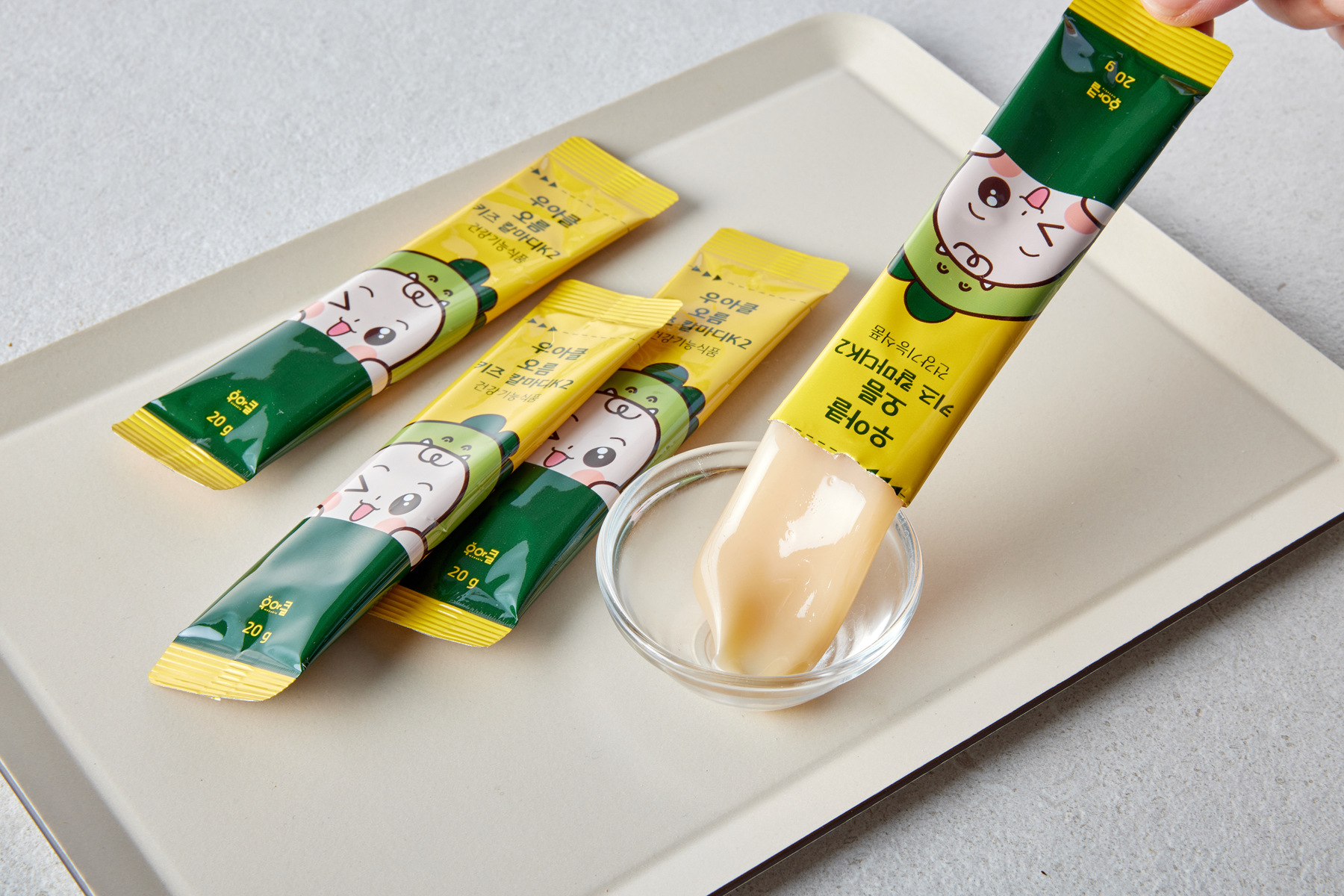 칼마디K2 스틱 포장과 종지에 짜낸 내용물