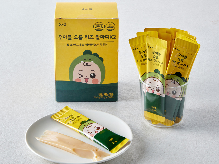 주방에 놓인 칼마디K2 상자와 스틱, 컵